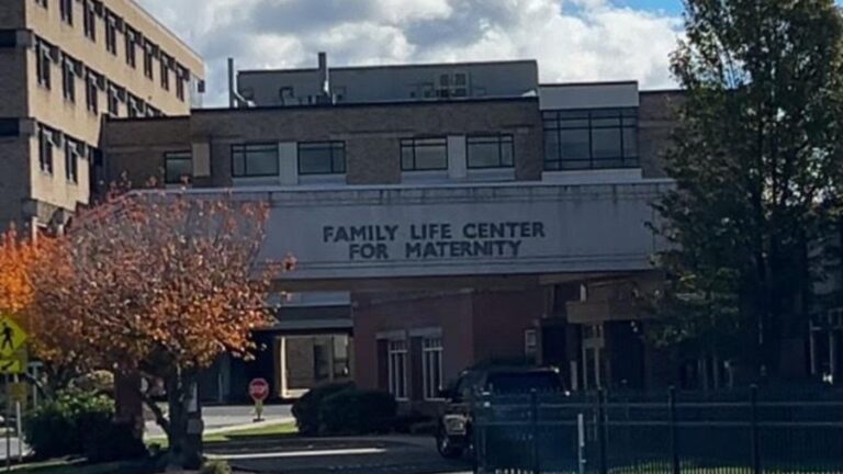 Центр семейной жизни Mercy Medical Center временно приостановил работу служб по охране материнства