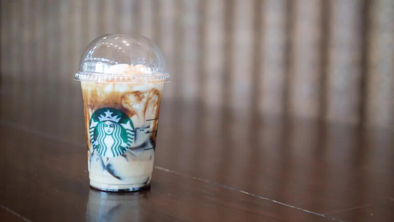 Starbucks под огнем за новый пункт меню — вот что вам нужно знать