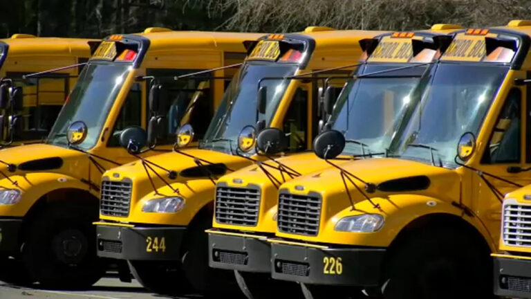 Поддержка психического здоровья, низкая посещаемость в государственных школах Дарема после того, как агенты CBP были замечены в Треугольнике