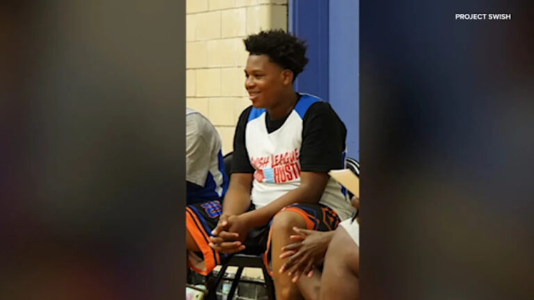 14-летний мальчик погиб в результате стрельбы в Лупе, 8 других ранены; мэр Джонсон говорит: