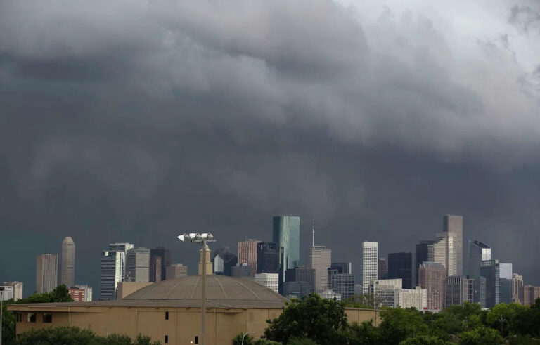 Сильные дожди и шумные штормы обрушились на Хьюстон и Северный Техас