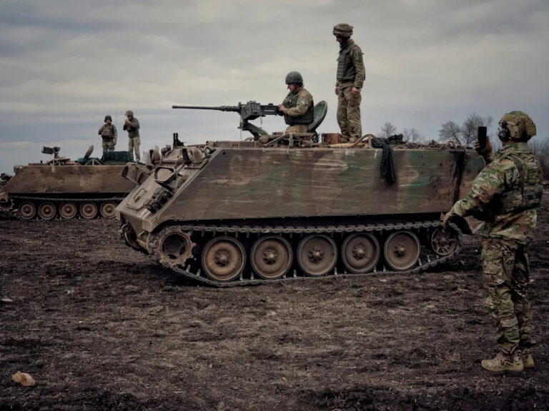 Россия опубликовала необычное пропагандистское видео «захваченного» бронеавтомобиля американского производства, летящего под американским и российским флагами на Украине