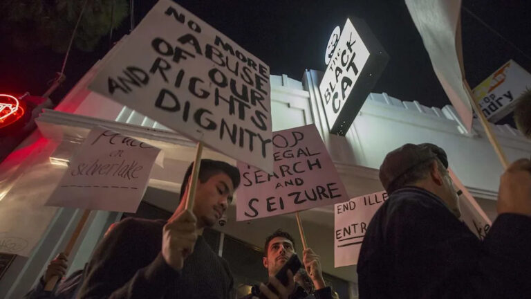 Как полицейский рейд вызвал протесты «Черной кошки» в Лос-Анджелесе, которые предшествовали Стоунволлу и породили адвоката