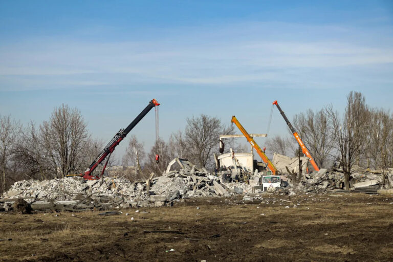 За занавесом Россия рушится