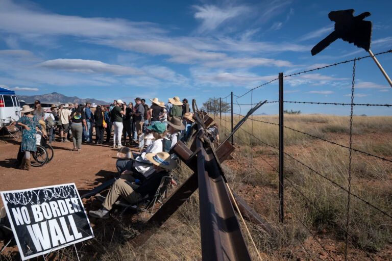 Противники пограничной стены митингуют, когда Трамп закрывает 27-мильный разрыв через отдаленную долину Аризоны