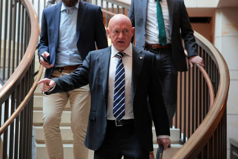 Сенатор Марк Келли сталкивается с Хегсетом из-за расследования Пентагона в отношении него