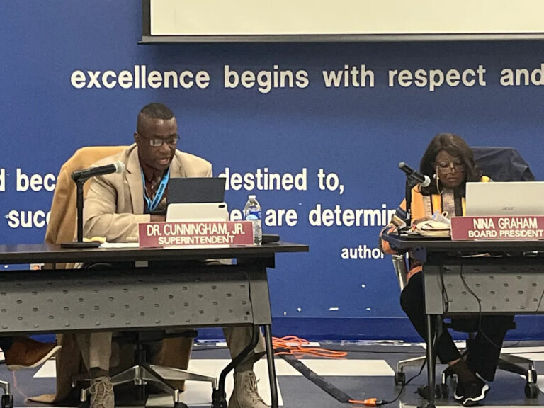 Городской округ Торнтон 205, предоставляющий учителям бонусы в размере 5000 долларов за хорошую посещаемость