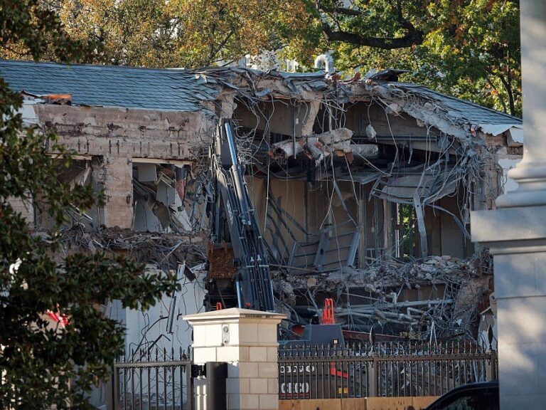 Боулинг-аллеи, кинотеатры и бальный зал за 200 миллионов долларов: что первые семьи добавили в Белый дом на протяжении всей истории