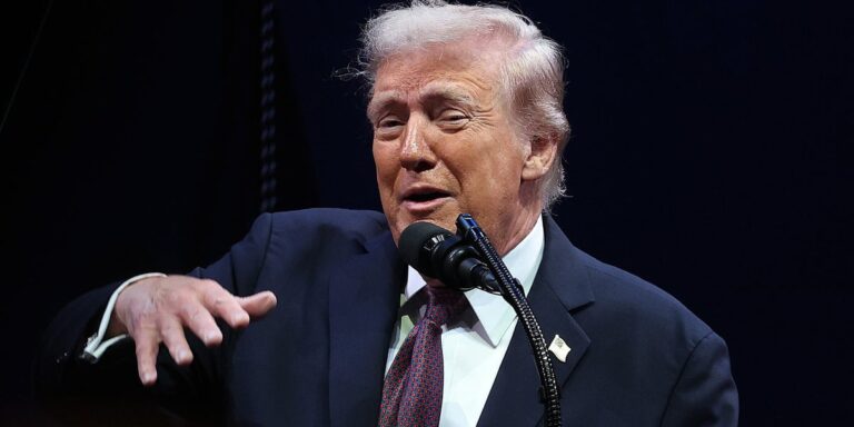 Подпись Трампа находится под пристальным вниманием. Аналитик почерка делится тем, что нужно искать.