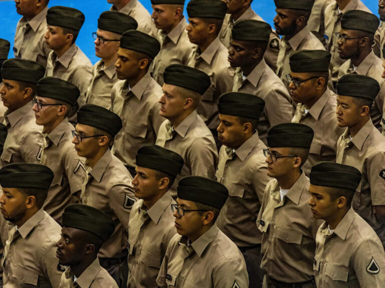 Армия и флот США расширили правила, чтобы исказить академическую квалификацию новобранцев, говорит генеральный инспектор.