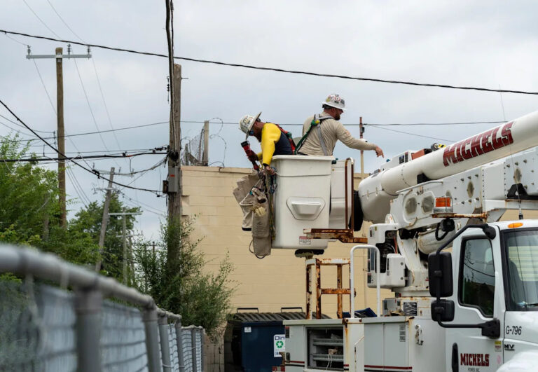 Почти 50 тысяч человек в Мичигане не имеют электричества.