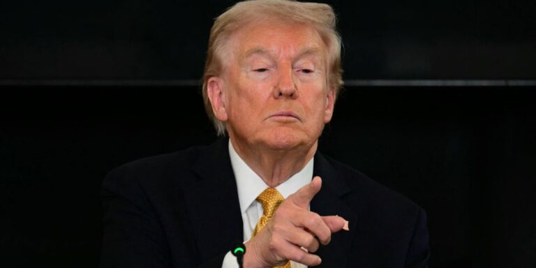 Дональд Трамп покинет страну на фоне закрытия правительства