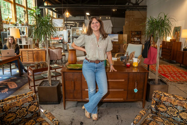 Maplewood Mercantile, установленный в гараже 1920-х годов, является местом для старинных сокровищ.