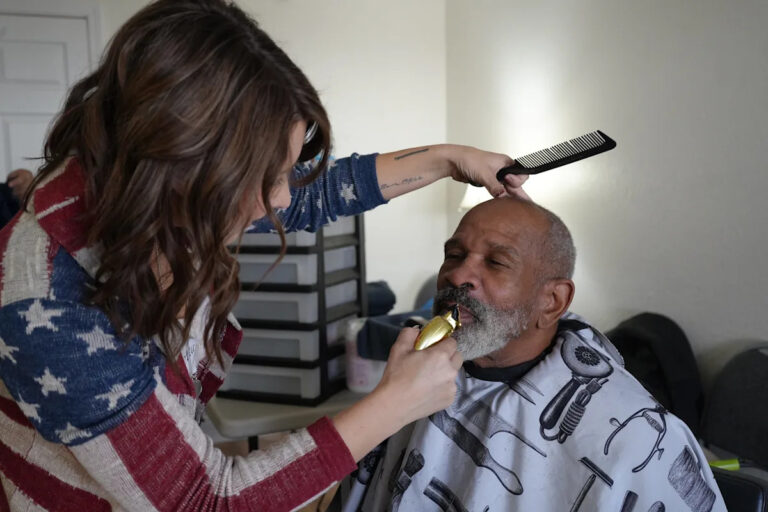 Некоммерческая организация бесплатно стрижет нуждающихся в День ветеранов: ветераны борются