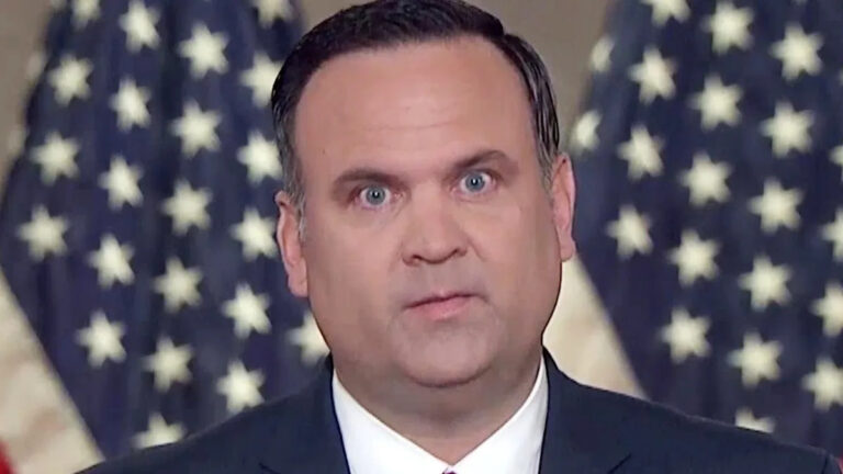 Главный сотрудник Трампа опубликовал видео с супер-краем после падения Гитлера