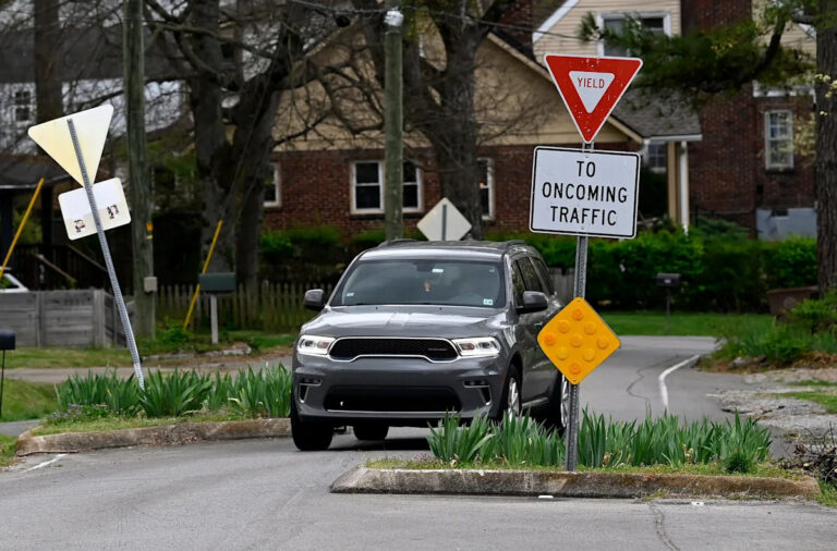 Законно ли водить машину с наушниками в Теннесси? Не для всех. Что говорит закон