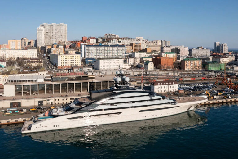 Огромное судно стоимостью 500 миллионов долларов, связанное с миллиардером-олигархом, заходит в обычно запрещенные воды