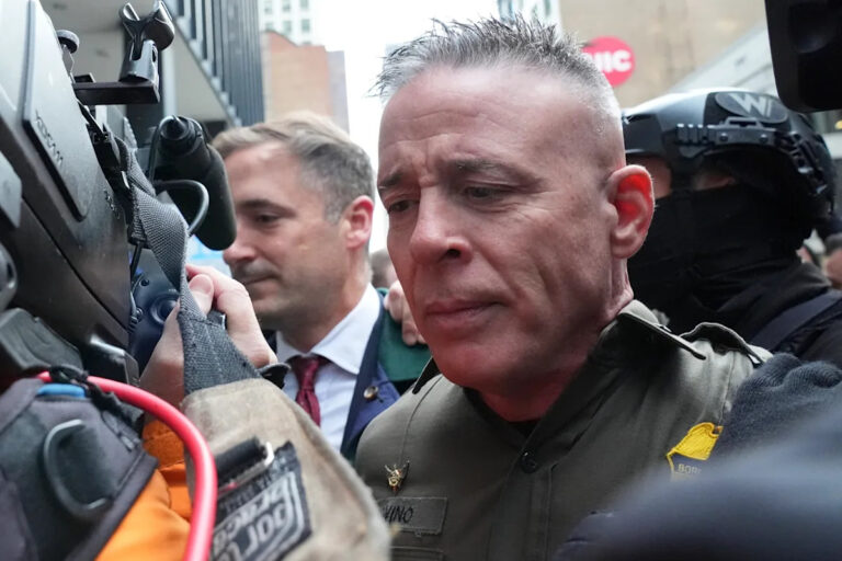 Судебные стенограммы показывают, что сотрудник пограничного патруля Грег Бовино уклоняется от вопросов о применении силы.