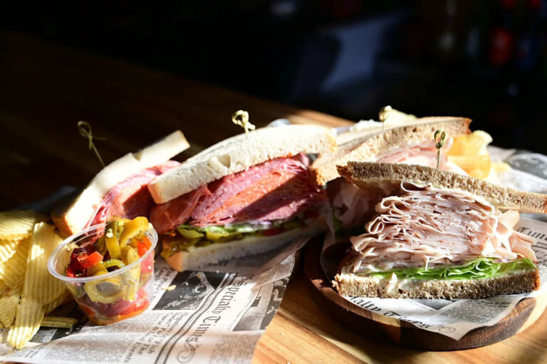 Сэндвичи по-прежнему огромны в вновь открытой таверне Slicks в Шенекадии