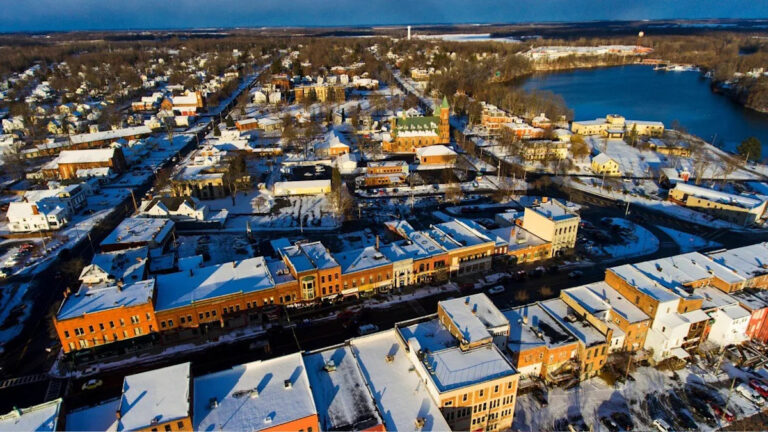 Водопад Бедфорд из фильма «Это прекрасная жизнь» — настоящее место, и он находится в центре битвы за мусор