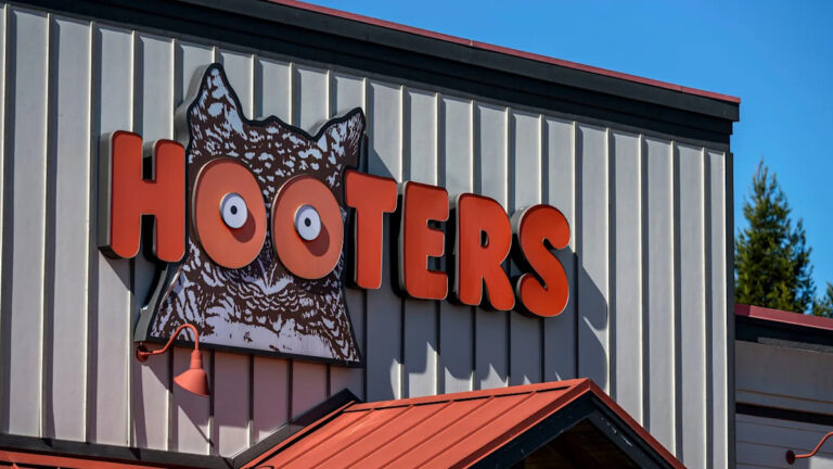 Самые противоречивые униформы Hooters официально исчезли — вот что возвращается