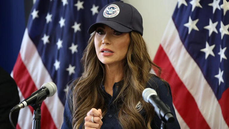 Ледяная Барби, спровоцированная мужчиной в курином костюме в Портленде