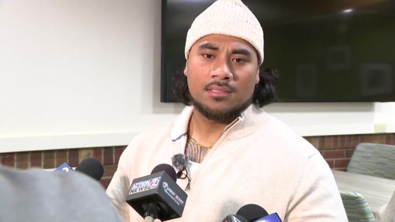 Тренер «Грин Бэй Ист» Нико Сила уволен после нескольких часов обсуждений после заседания школьного совета