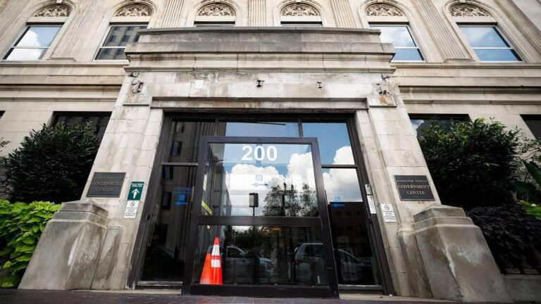 Четвертому лицу предъявлено обвинение в бизнес-схеме, в результате которой у Лексингтона украли 4 миллиона долларов