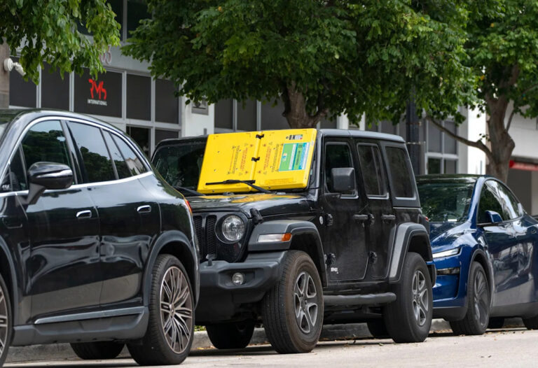 Видишь это на лобовом стекле? У тебя неоплаченные парковочные билеты.