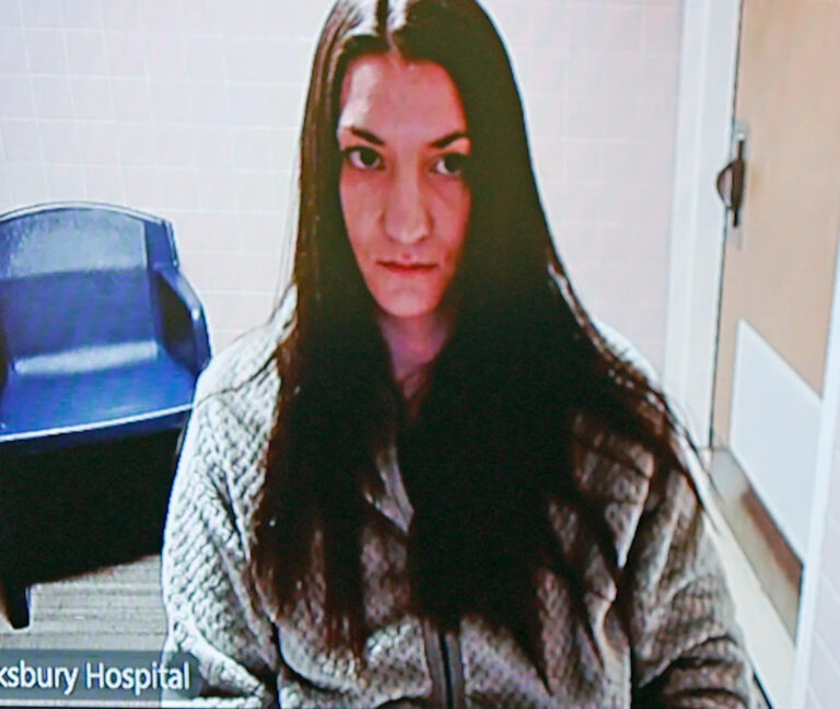 Судья выносит решение о задержке судебного разбирательства, ходатайстве о смене места в деле Линдси Клэнси.