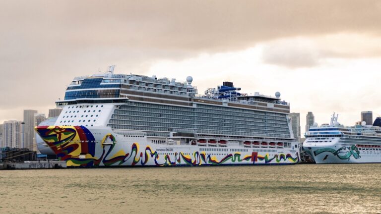 Крейсер арестован за нападение; ключевой порт не сдвинется с места на круизном судне