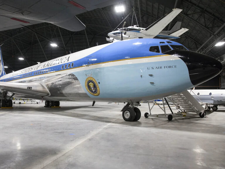 Я осмотрел самолет ВВС Один, на котором находились 8 президентов, и привез домой тело Кеннеди из Далласа.