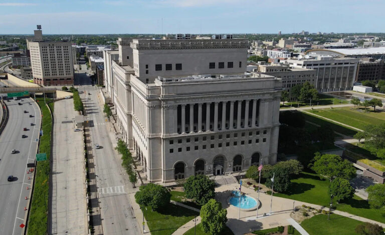 Офис шерифа Милуоки защищает участие в иммиграционном аресте в здании суда