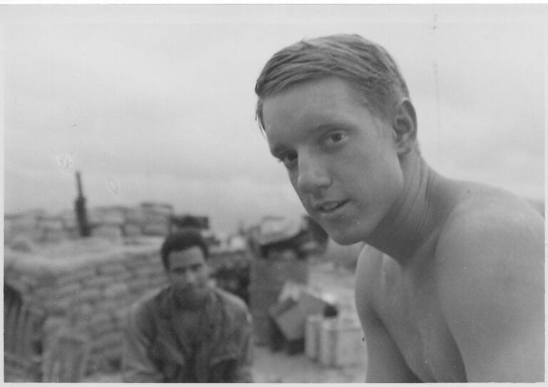 Чак Кларк: Почитание храбрости и преданности во Вьетнаме